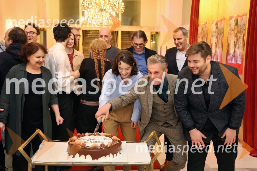  Irena Varga, igralka;  Gaja Filač, igralka;  Vladimir Vlaškalić, igralec;  Jakob Šfiligoj, igralecIn ljubezen tudi, premiera na odru Slovenskega narodnega gledališča Maribor