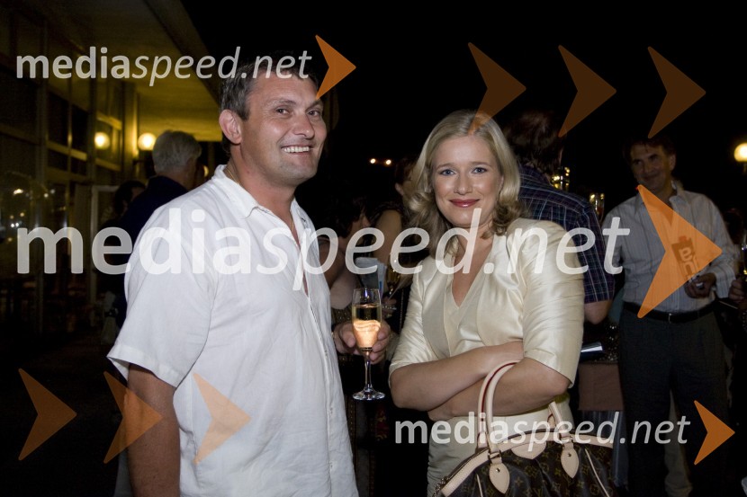 Zorko Bajc, duhovnik in Manica Janežič Ambrožič, televizijska voditeljicaKaligula, gledališka predstava