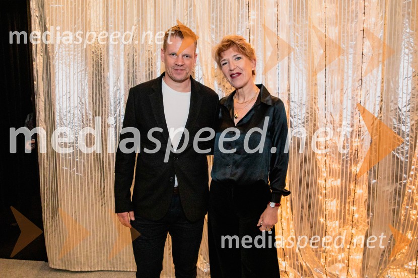  Luka Nabergoj, pomočnik ravnateljice SNG Drama Ljubljana;  Vesna Jurca Tadel, ravnateljica SNG Drama LjubljanaBog, premiera v SNG Drama Ljubljana