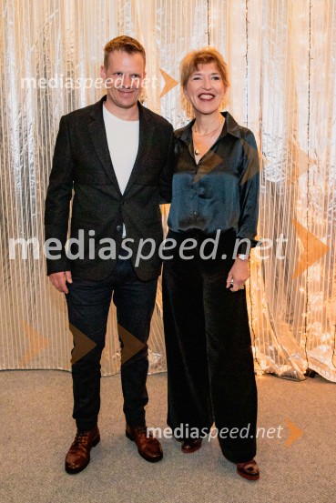  Luka Nabergoj, pomočnik ravnateljice SNG Drama Ljubljana;  Vesna Jurca Tadel, ravnateljica SNG Drama LjubljanaBog, premiera v SNG Drama Ljubljana