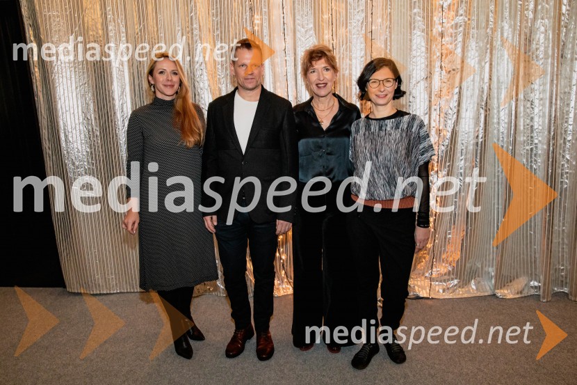  Barbara Svetek, vodja službe za marketing SNG Drama Ljubljana;  Luka Nabergoj, pomočnik ravnateljice SNG Drama Ljubljana;  Vesna Jurca Tadel, ravnateljica SNG Drama Ljubljana;  Špela Zorn, vodja programa SNG Drama LjubljanaBog, premiera v SNG Drama Ljubljana