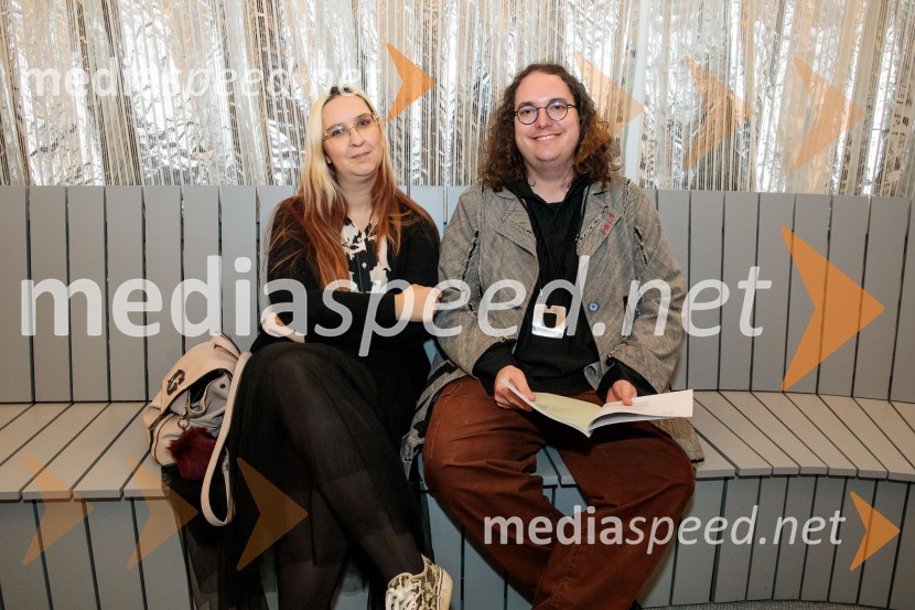  ... ;  Gašper  Stražišar, novinar, gledališki in literarni kritikBog, premiera v SNG Drama Ljubljana