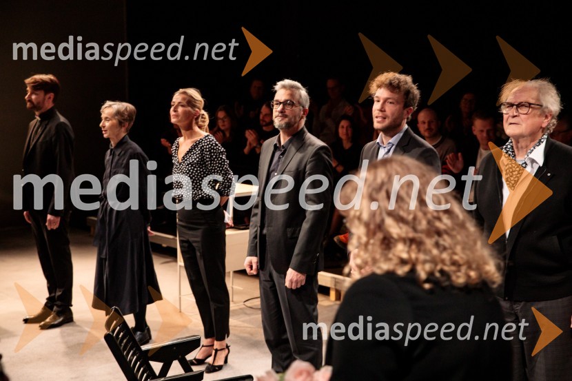  Saša Tabaković, igralec, nekdanji poslanec SMC;  Veronika Drolc, igralka;  Maša Derganc, igralka;  Primož  Vrhovec, igralec;  Peter Petkovšek, režiser;  Ivo Ban, igralecBog, premiera v SNG Drama Ljubljana