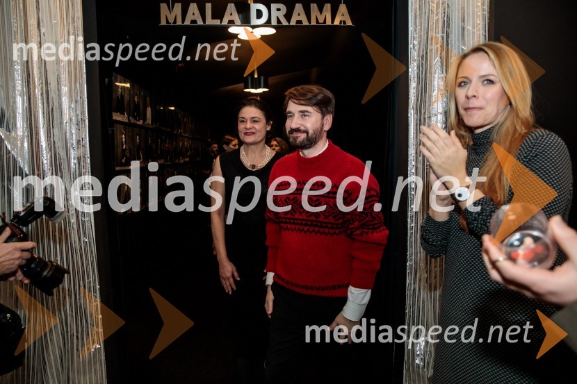  Pia Zemljič, igralka;  Saša Tabaković, igralec, nekdanji poslanec SMC;  Barbara Svetek, vodja službe za marketing SNG Drama LjubljanaBog, premiera v SNG Drama Ljubljana