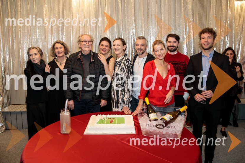  Veronika Drolc, igralka;  Maja Sever, igralka;  Ivo Ban, igralec;  Pia Zemljič, igralka;  Barbara  Žefran, igralka;  Primož  Vrhovec, igralec;  Maša Derganc, igralka;  Saša Tabaković, igralec, nekdanji poslanec SMC;  Peter Petkovšek, režiserBog, premiera v SNG Drama Ljubljana