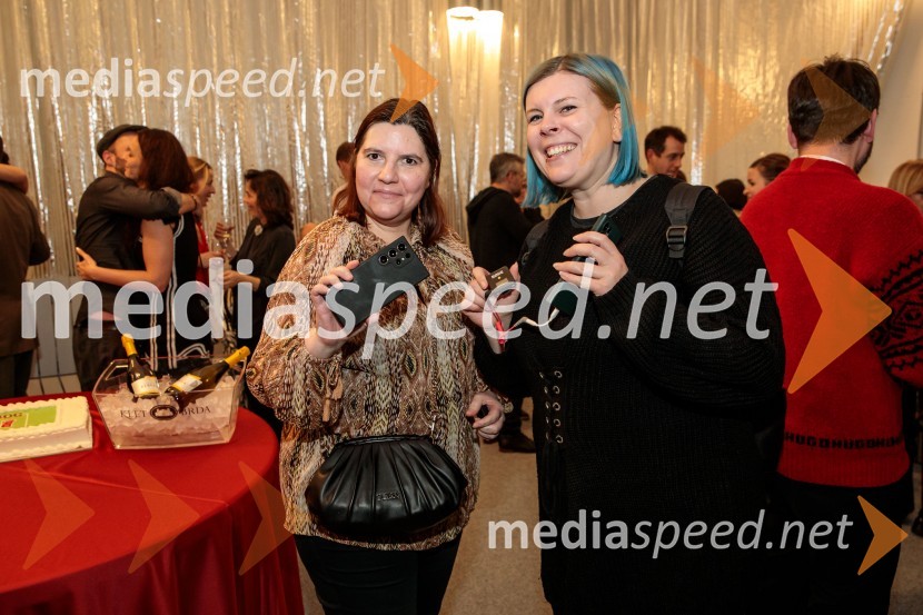  Teja Pelko, novinarka;  Tanja Divac, novinarkaBog, premiera v SNG Drama Ljubljana