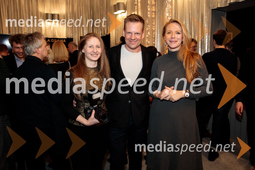  Katja Kodba, fotografinja;  Luka Nabergoj, pomočnik ravnateljice SNG Drama Ljubljana;  Barbara Svetek, vodja službe za marketing SNG Drama LjubljanaBog, premiera v SNG Drama Ljubljana
