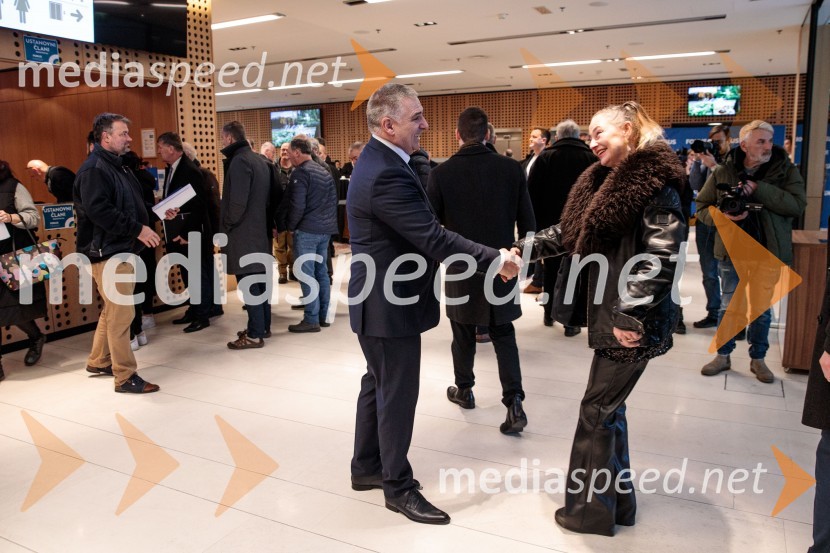  Marko Lotrič, predsednik, Državni svet;  Norma De Saint Picman, intermedijska umetnica, akademska slikarkaUstanovni kongres Lotričeve stranke Fokus