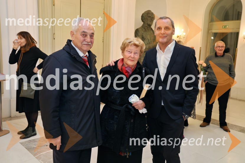  Rudi Moge, nekdanji poslanec;  Alojzija Moge-Čas, odvetnica;  Danilo Rošker, direktor SNG MariborJančarjev roman In ljubezen tudi na odru Drame SNG Maribor