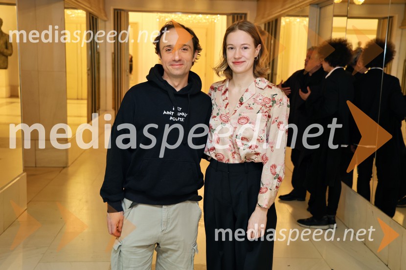  Nejc Ropert, igralec;  Julija Klavžar, igralkaJančarjev roman In ljubezen tudi na odru Drame SNG Maribor