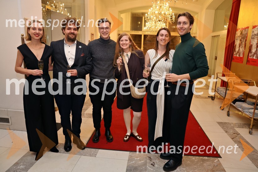  Lara Ekar Grlj, koreografinja;  Luka Marcen, režiser;  Žan Brelih Hatunić, igralec;  ... ;  Ana Janc, kostumografinja;  Luka Bokšan, igralecJančarjev roman In ljubezen tudi na odru Drame SNG Maribor