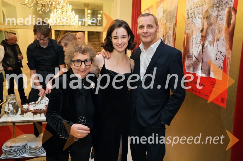  Dragica Petrovič, režiserka in producentka;  Gaja Filač, igralka;  Danilo Rošker, direktor SNG MariborJančarjev roman In ljubezen tudi na odru Drame SNG Maribor