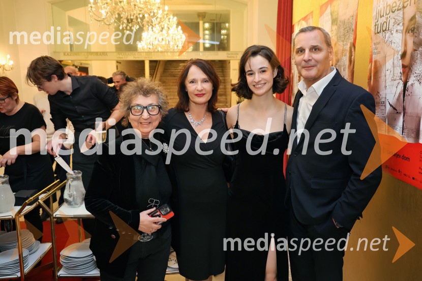  Dragica Petrovič, režiserka in producentka;  ... ;  Gaja Filač, igralka;  Danilo Rošker, direktor SNG MariborJančarjev roman In ljubezen tudi na odru Drame SNG Maribor