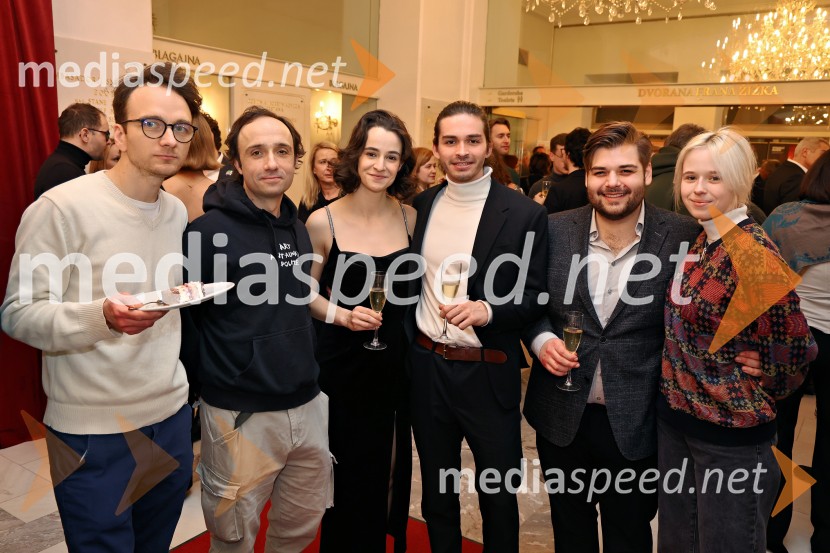  Matija Stipanič, igralec;  Nejc Ropert, igralec;  Gaja Filač, igralka;  David Champaigne;  Jakob Šfiligoj, igralec;  Lola DomaJančarjev roman In ljubezen tudi na odru Drame SNG Maribor