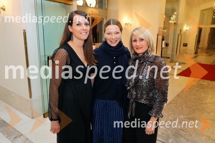  Špela Lešnik, producentka Drame SNG Maribor;  Nataša Matjašec Rošker, igralka;  Anja  Žižek, marketing SNG MariborJančarjev roman In ljubezen tudi na odru Drame SNG Maribor