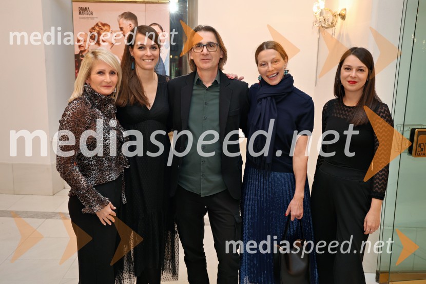  Anja  Žižek, marketing SNG Maribor;  Špela Lešnik, producentka Drame SNG Maribor;  Aleksandar  Popovski, režiser, umetniški direktor Drame SNG Maribor;  Nataša Matjašec Rošker, igralka;  Zala Koren,  urednica socialnih omrežij, SNG Maribor DramaJančarjev roman In ljubezen tudi na odru Drame SNG Maribor