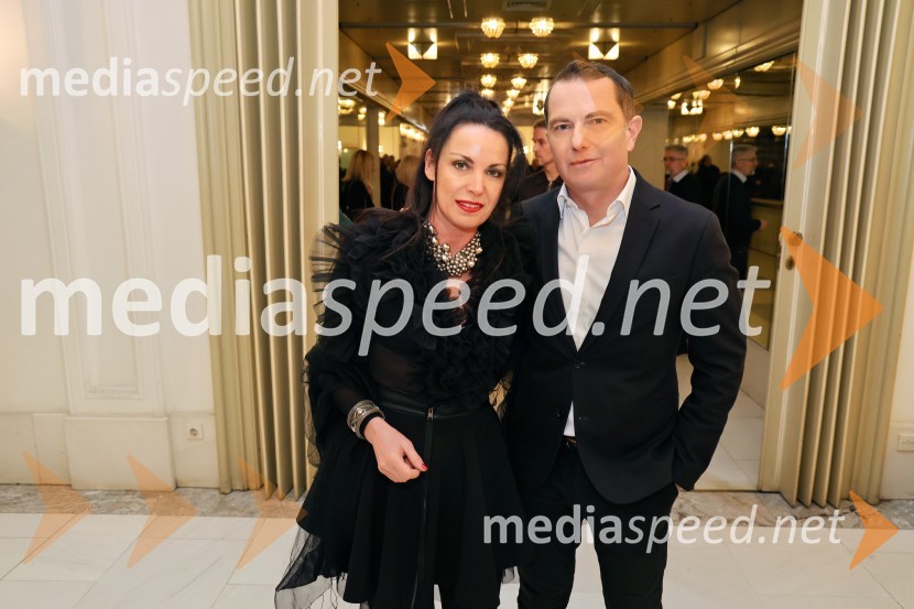  Tijana Orešič Barač, dr. med. specialistka dermatologije;  Tomaž Orešič, podpredsednik skupine ResaltaJančarjev roman In ljubezen tudi na odru Drame SNG Maribor