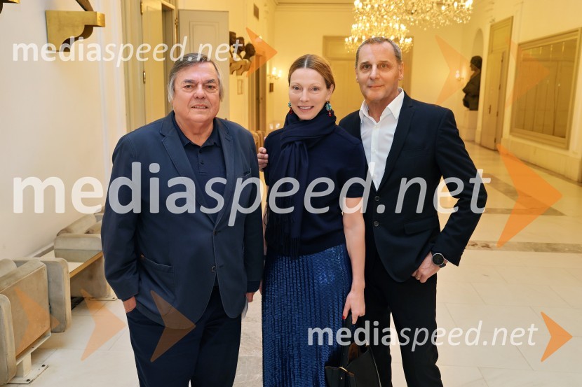  Drago Jančar, pisatelj;  Nataša Matjašec Rošker, igralka;  Danilo Rošker, direktor SNG MariborJančarjev roman In ljubezen tudi na odru Drame SNG Maribor