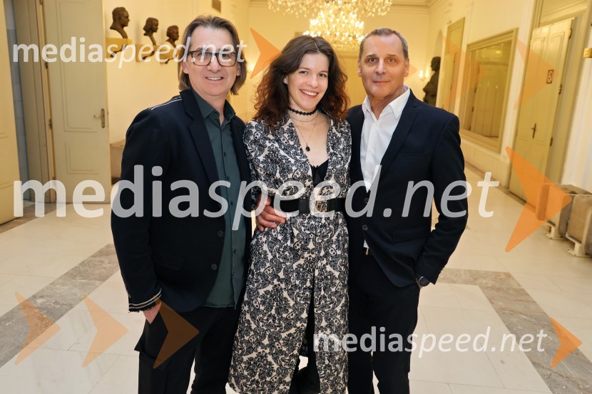  Aleksandar  Popovski, režiser, umetniški direktor Drame SNG Maribor;  Urša Kavčič, igralka;  Danilo Rošker, direktor SNG MariborJančarjev roman In ljubezen tudi na odru Drame SNG Maribor