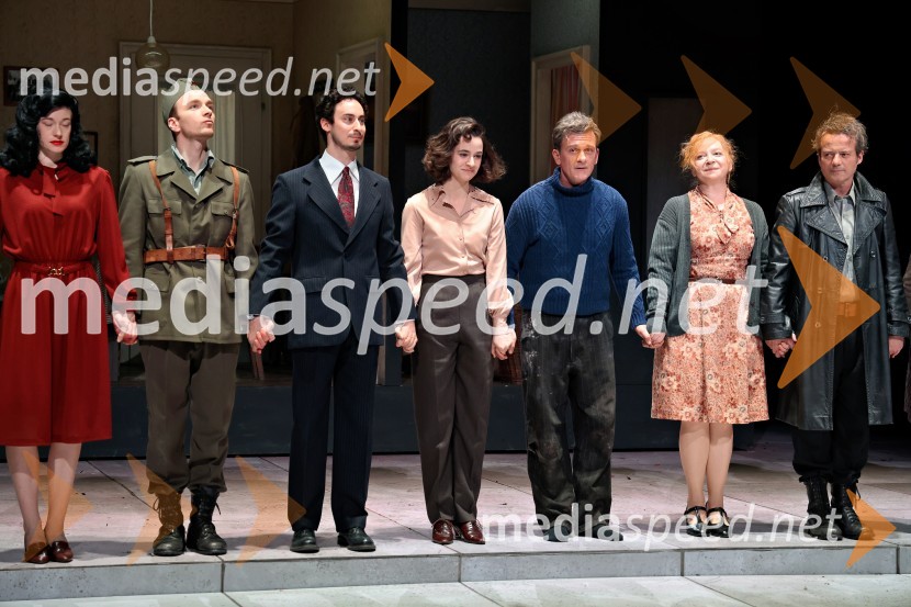  Julija Klavžar, igralka;  Matija Stipanič, igralec;  Žan Koprivnik, igralec;  Gaja Filač, igralka;  Vladimir Vlaškalić, igralec;  Mateja Pucko, igralka;  Vojko Belšak, igralecJančarjev roman In ljubezen tudi na odru Drame SNG Maribor