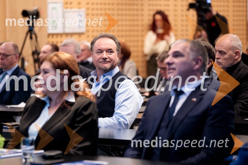  Patrik Greblo, dirigent;  Marko Lotrič, predsednik, Državni svetUstanovni kongres Lotričeve stranke Fokus