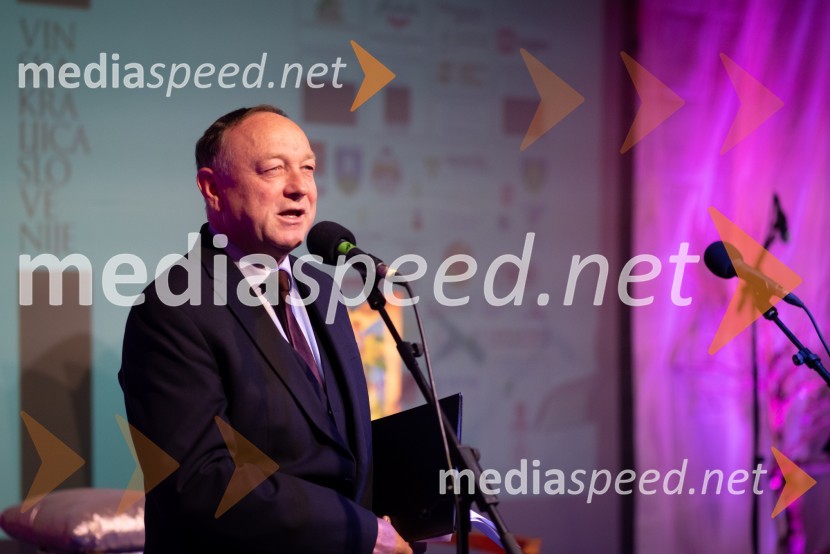  Stane Kocutar, mestni viničar, skrbnik Stare trte, novinar Radia Maribor, zgodovinarNina Polanec okronana za 28. Vinsko kraljico Slovenije