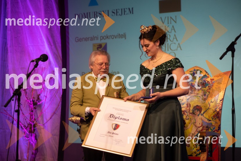  Alojz Cedula, predstavnik Društva vinskih svetovalcev Sommelier Slovenije;  Nina  Polanec, 28. Vinska kraljica Slovenije 2025Nina Polanec okronana za 28. Vinsko kraljico Slovenije