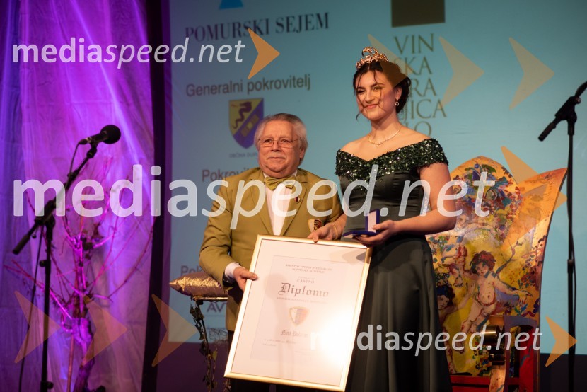  Alojz Cedula, predstavnik Društva vinskih svetovalcev Sommelier Slovenije;  Nina  Polanec, 28. Vinska kraljica Slovenije 2025Nina Polanec okronana za 28. Vinsko kraljico Slovenije