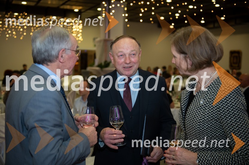  Stane Kocutar, mestni viničar, skrbnik Stare trte, novinar Radia Maribor, zgodovinarNina Polanec okronana za 28. Vinsko kraljico Slovenije