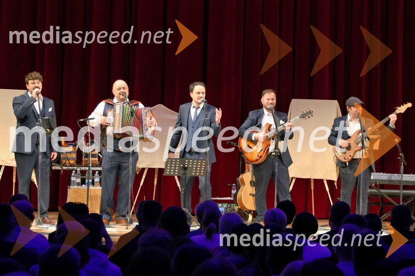  Sergije Lugovski, pevec;  Rok Švab, glasbenik, skupina Modrijani;  Blaž Švab, pevec, skupina Modrijani, voditelj;  Peter Oset, glasbenik, skupina Modrijani;  Franjo  Oset, glasbenik, skupina ModrijaniModrijani, koncert ob 25-letnici glasbene poti