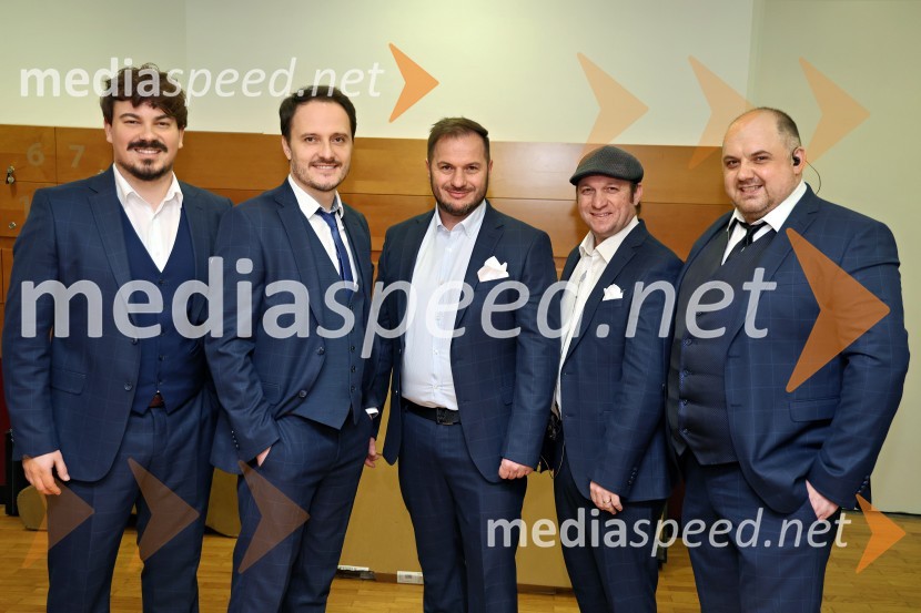  Sergije Lugovski, pevec;  Blaž Švab, pevec, skupina Modrijani, voditelj;  Peter Oset, glasbenik, skupina Modrijani;  Peter Oset, glasbenik, skupina Modrijani;  Rok Švab, glasbenik, skupina ModrijaniModrijani, koncert ob 25-letnici glasbene poti