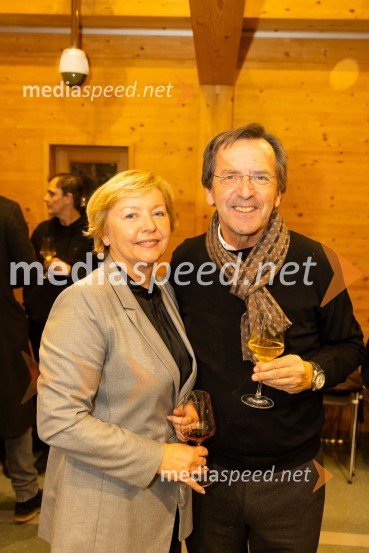   Darja  Groznik, odgovorna urednica 1. programa Radia Slovenija, predsednica ZPMS;  Boris Voje, Studio ZodiacIskrivo v živo: gost v skednju Škrabčeve domačije zasl. prof. dr. Danilo Türk