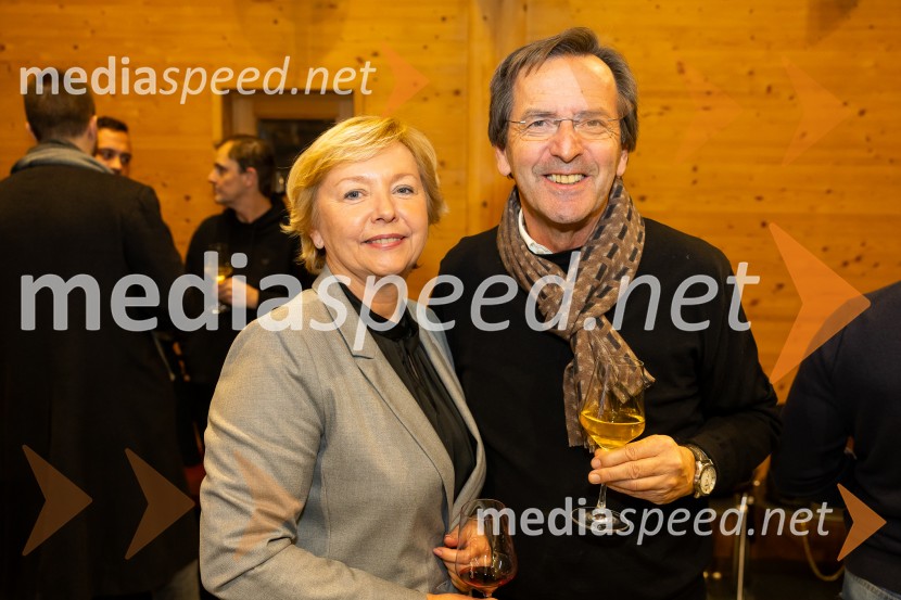   Darja  Groznik, odgovorna urednica 1. programa Radia Slovenija, predsednica ZPMS;  Boris Voje, Studio ZodiacIskrivo v živo: gost v skednju Škrabčeve domačije zasl. prof. dr. Danilo Türk