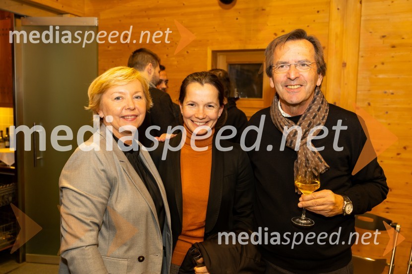   Darja  Groznik, odgovorna urednica 1. programa Radia Slovenija, predsednica ZPMS;  Ema Voje;  Boris Voje, Studio ZodiacIskrivo v živo: gost v skednju Škrabčeve domačije zasl. prof. dr. Danilo Türk