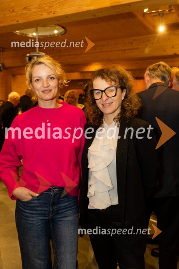  Jana  Koteska, nekdanja manekenka, notranja oblikovalka in blogerka, glasnica združenja Europa Donna;  Polona Lovšin, vodja komunikacij, Riko d.o.o.Iskrivo v živo: gost v skednju Škrabčeve domačije zasl. prof. dr. Danilo Türk