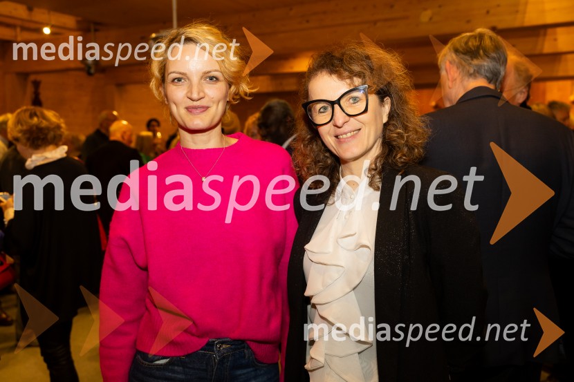  Jana  Koteska, nekdanja manekenka, notranja oblikovalka in blogerka, glasnica združenja Europa Donna;  Polona Lovšin, vodja komunikacij, Riko d.o.o.Iskrivo v živo: gost v skednju Škrabčeve domačije zasl. prof. dr. Danilo Türk