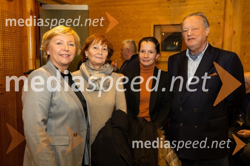   Darja  Groznik, odgovorna urednica 1. programa Radia Slovenija, predsednica ZPMS;  ... ;  Ema Voje;  Anton Papež, globalni vodja in soustanovitelj podjetja InterenergoIskrivo v živo: gost v skednju Škrabčeve domačije zasl. prof. dr. Danilo Türk