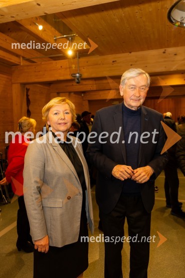   Darja  Groznik, odgovorna urednica 1. programa Radia Slovenija, predsednica ZPMS;  Danilo Türk, nekdanji predsednik Republike SlovenijeIskrivo v živo: gost v skednju Škrabčeve domačije zasl. prof. dr. Danilo Türk