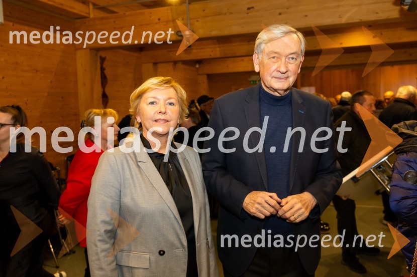   Darja  Groznik, odgovorna urednica 1. programa Radia Slovenija, predsednica ZPMS;  Danilo Türk, nekdanji predsednik Republike SlovenijeIskrivo v živo: gost v skednju Škrabčeve domačije zasl. prof. dr. Danilo Türk