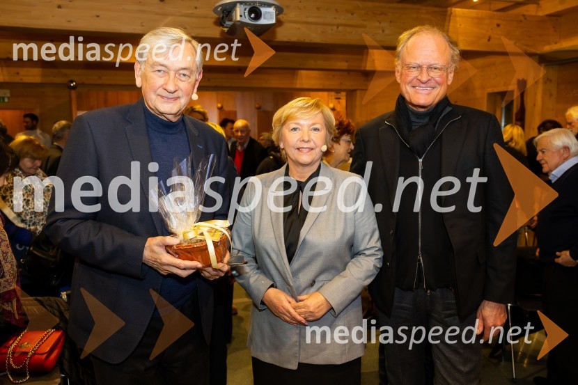  Danilo Türk, nekdanji predsednik Republike Slovenije;   Darja  Groznik, odgovorna urednica 1. programa Radia Slovenija, predsednica ZPMS;  Janez  Škrabec, direktor Riko d.o.o.Iskrivo v živo: gost v skednju Škrabčeve domačije zasl. prof. dr. Danilo Türk