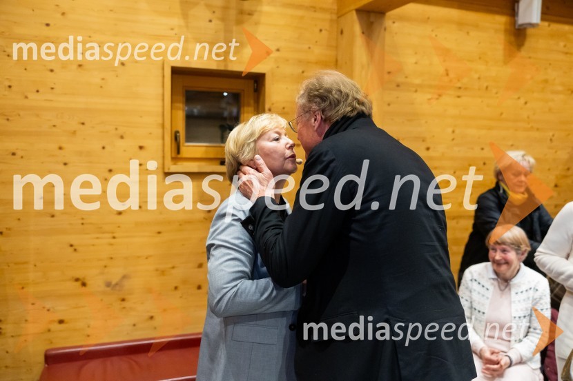   Darja  Groznik, odgovorna urednica 1. programa Radia Slovenija, predsednica ZPMSIskrivo v živo: gost v skednju Škrabčeve domačije zasl. prof. dr. Danilo Türk