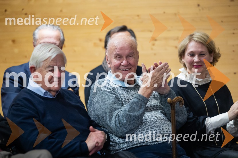  Milan Kučan, nekdanji predsednik Republike Slovenije;  Stanislav  Škrabec, nekdanji direktor, Riko Ribnica;  ... Iskrivo v živo: gost v skednju Škrabčeve domačije zasl. prof. dr. Danilo Türk