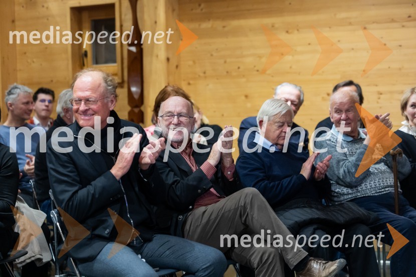  Janez  Škrabec, direktor Riko d.o.o.; dr. Rudi Rizman, zagovornik človekovih pravic;  Milan Kučan, nekdanji predsednik Republike Slovenije;  Stanislav  Škrabec, nekdanji direktor, Riko RibnicaIskrivo v živo: gost v skednju Škrabčeve domačije zasl. prof. dr. Danilo Türk