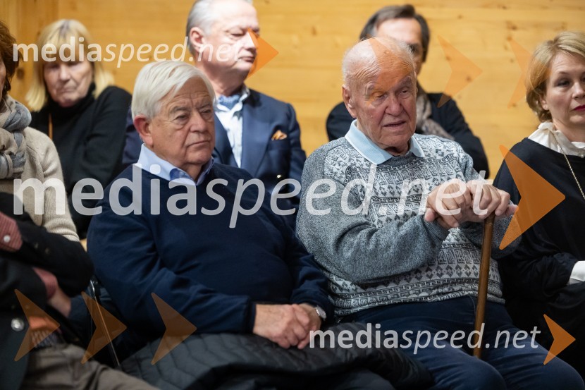  Milan Kučan, nekdanji predsednik Republike Slovenije;  Stanislav  Škrabec, nekdanji direktor, Riko RibnicaIskrivo v živo: gost v skednju Škrabčeve domačije zasl. prof. dr. Danilo Türk