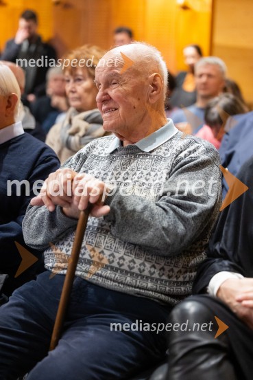  Stanislav  Škrabec, nekdanji direktor, Riko RibnicaIskrivo v živo: gost v skednju Škrabčeve domačije zasl. prof. dr. Danilo Türk
