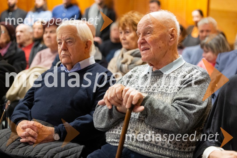  Milan Kučan, nekdanji predsednik Republike Slovenije;  Stanislav  Škrabec, nekdanji direktor, Riko RibnicaIskrivo v živo: gost v skednju Škrabčeve domačije zasl. prof. dr. Danilo Türk