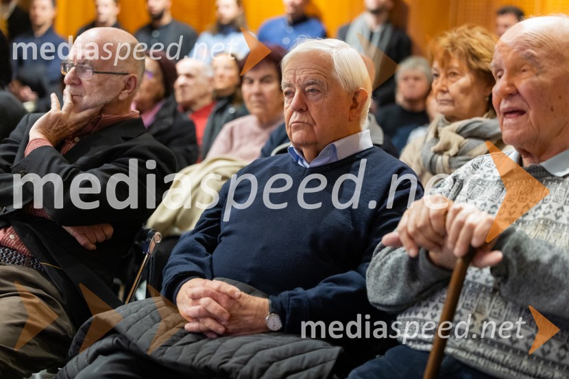 dr. Rudi Rizman, zagovornik človekovih pravic;  Milan Kučan, nekdanji predsednik Republike Slovenije;  Stanislav  Škrabec, nekdanji direktor, Riko RibnicaIskrivo v živo: gost v skednju Škrabčeve domačije zasl. prof. dr. Danilo Türk