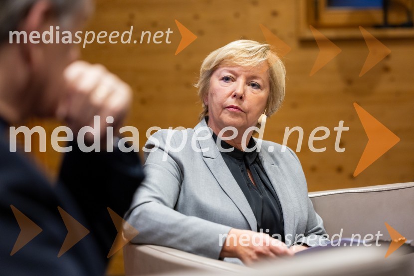   Darja  Groznik, odgovorna urednica 1. programa Radia Slovenija, predsednica ZPMSIskrivo v živo: gost v skednju Škrabčeve domačije zasl. prof. dr. Danilo Türk