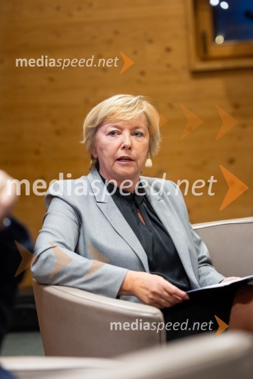   Darja  Groznik, odgovorna urednica 1. programa Radia Slovenija, predsednica ZPMSIskrivo v živo: gost v skednju Škrabčeve domačije zasl. prof. dr. Danilo Türk