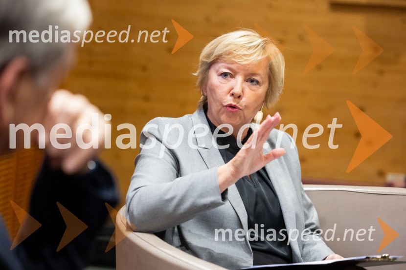   Darja  Groznik, odgovorna urednica 1. programa Radia Slovenija, predsednica ZPMSIskrivo v živo: gost v skednju Škrabčeve domačije zasl. prof. dr. Danilo Türk